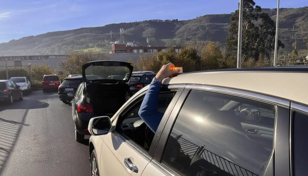 Multes i debat sobre la desaparici&oacute; de la balisa V-16 segons la nova normativa de la DGT en seguretat vial &mdash; Imagen generada por IA