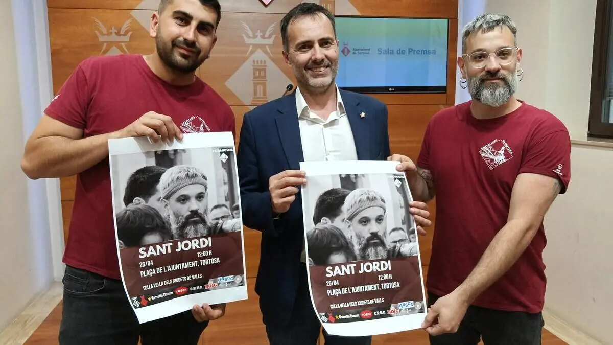 La Colla Vella dels Xiquets de Valls torna a Tortosa despr&eacute;s de 34 anys per la Diada Castellera de Sant Jordi a la pla&ccedil;a de l&rsquo;Ajuntament &mdash; Imagen de la Fuente