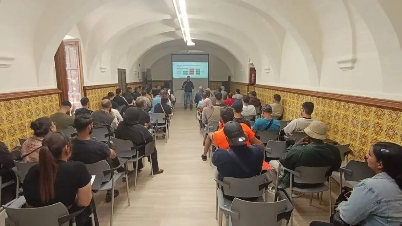 Persones migrants participant en una sessi&oacute; informativa a Valls per regularitzar la seva situaci&oacute; amb dates clau destacades &mdash; Imagen de la Fuente