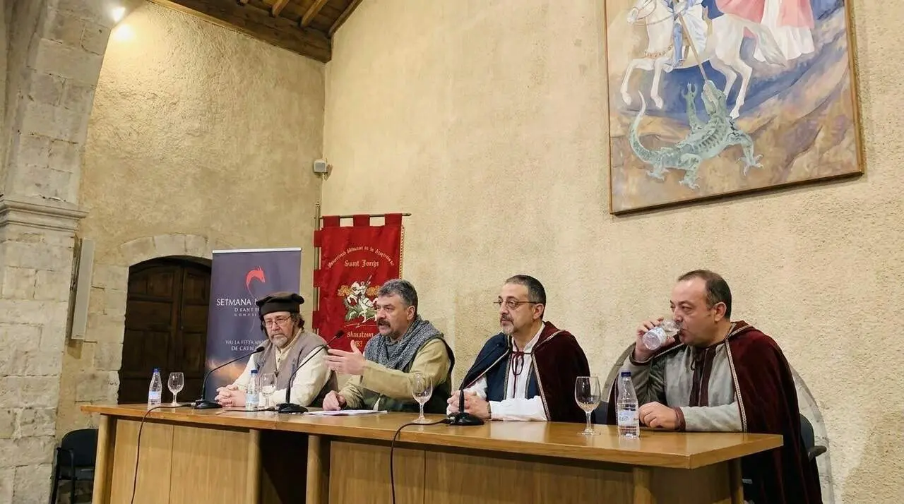Colloquia Draconis presenta amb &egrave;xit la ruta cultural de Sant Jordi i el drac a Montblanc, una experi&egrave;ncia &uacute;nica i educativa &mdash; Imagen generada por IA