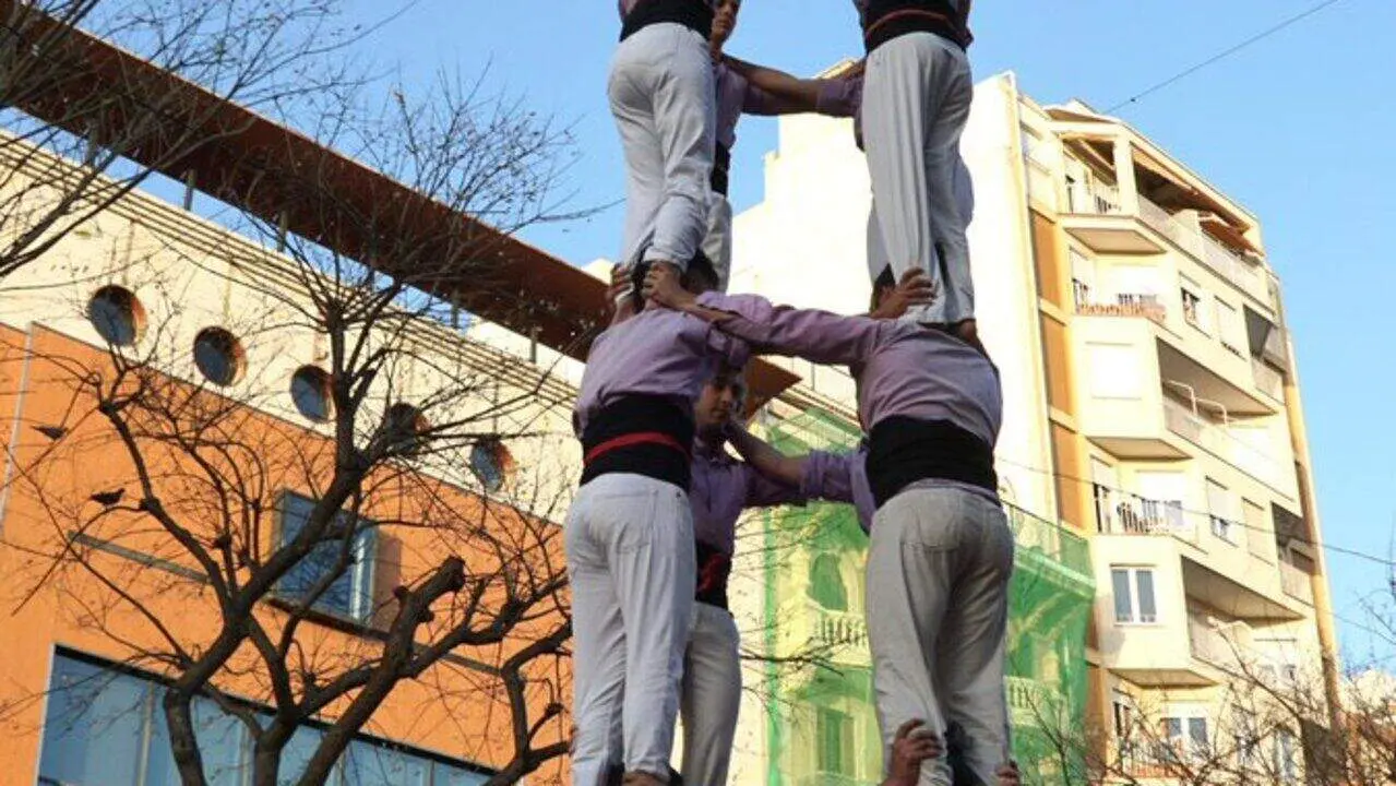 La Colla Jove de Tarragona aixecant cinc castells impressionants durant la diada de Sant Jordi 2026 &mdash; Imagen de la Fuente