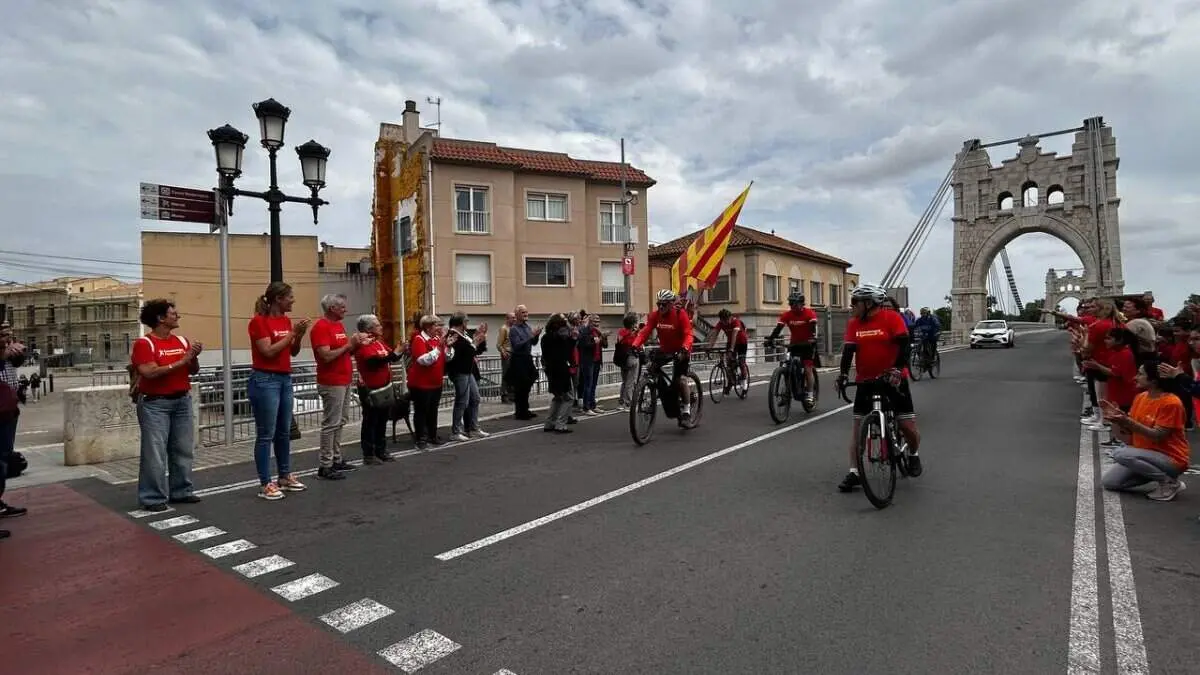 Amposta rep la flama del Correllengua que simbolitza la unitat i la defensa de la llengua catalana &mdash; Imagen de la Fuente