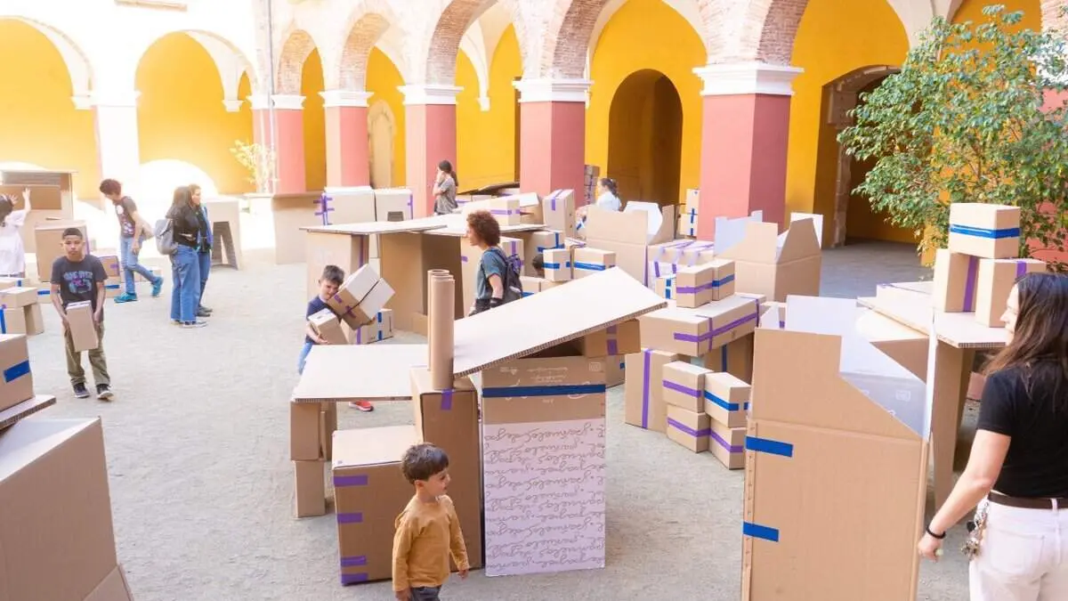 Infants gaudint d'una festa cultural organitzada per ReCREA Valls plena d'activitats creatives i diversi&oacute; inclusiva &mdash; Imagen de la Fuente