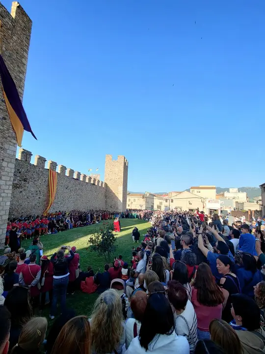 Pla&ccedil;a medieval de Montblanc plena d&rsquo;activitats i ambient festiu durant la Setmana de Sant. Imatge de la font