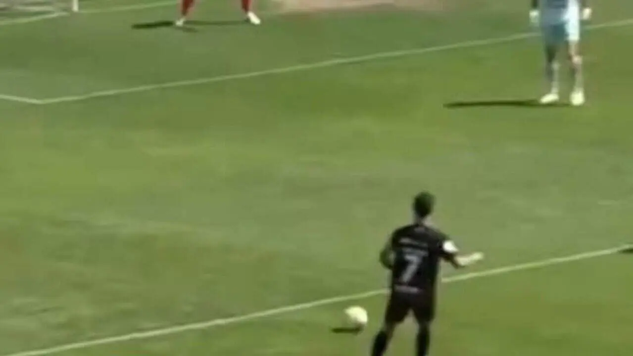 Xavi Jaime celebrant el gol decisiu que d&oacute;na la vict&ograve;ria al Reus FC Reddis contra l&rsquo;Olot en un partit emocionant &mdash; Imagen de la Fuente