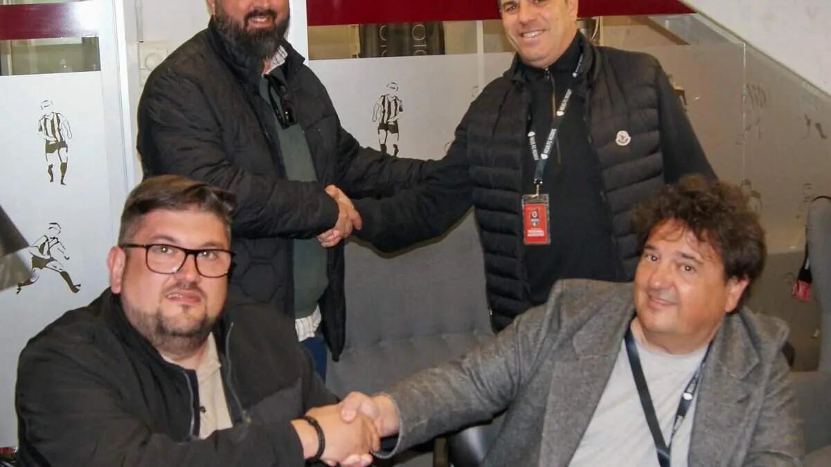 Jugadors de Reus FC Reddis i Asc&oacute; FC celebrant l&rsquo;alian&ccedil;a per impulsar el talent jove en el futbol catal&agrave; &mdash; Imagen de la Fuente