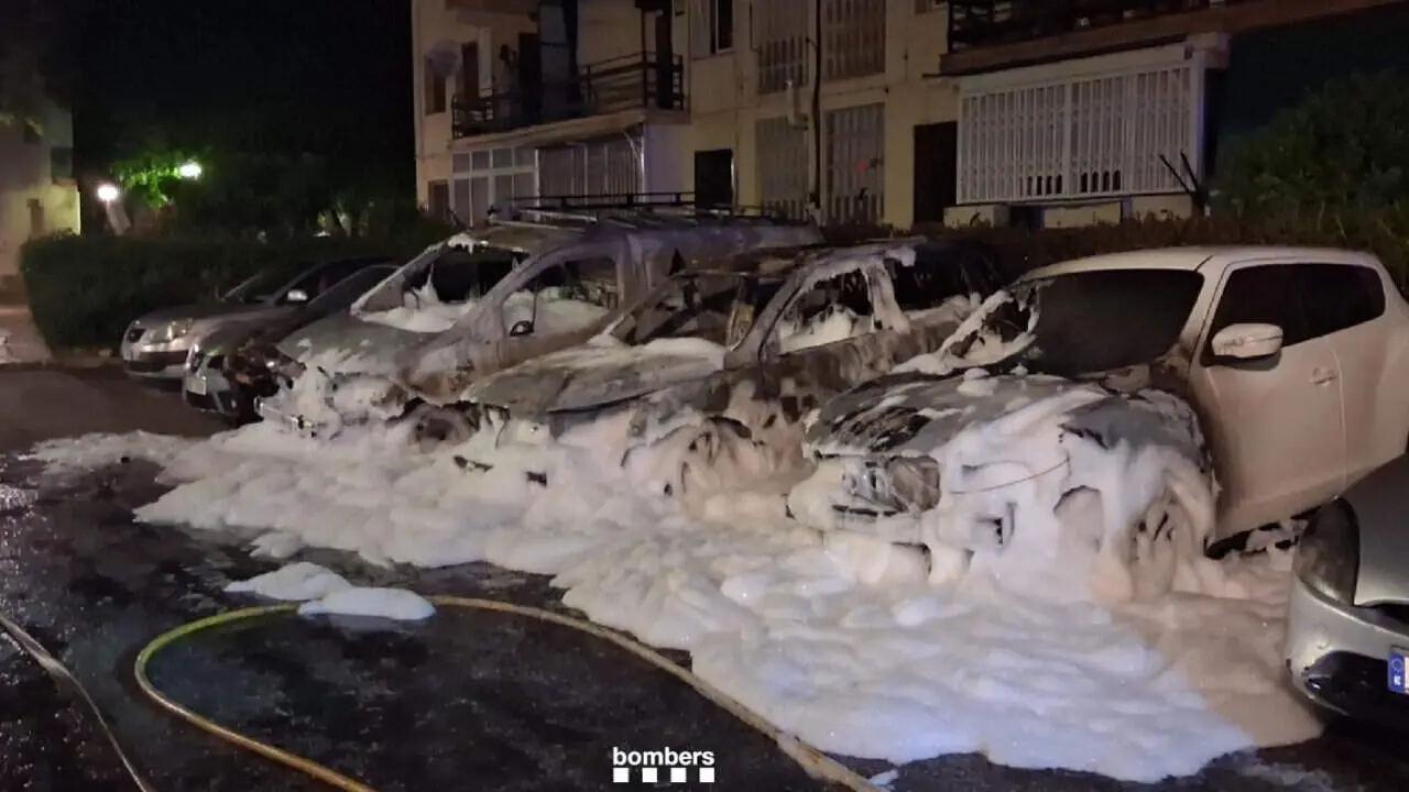  Flames intensos envolten quatre cotxes i un tendal a Tarragona sense causar ferits ni danys personals &mdash; Imagen de la Fuente 