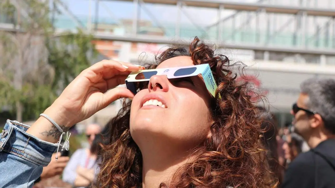  Persona observant l&rsquo;eclipsi solar total amb ulleres especials en un cel clar d&rsquo;agost &mdash; Imagen de la Fuente 