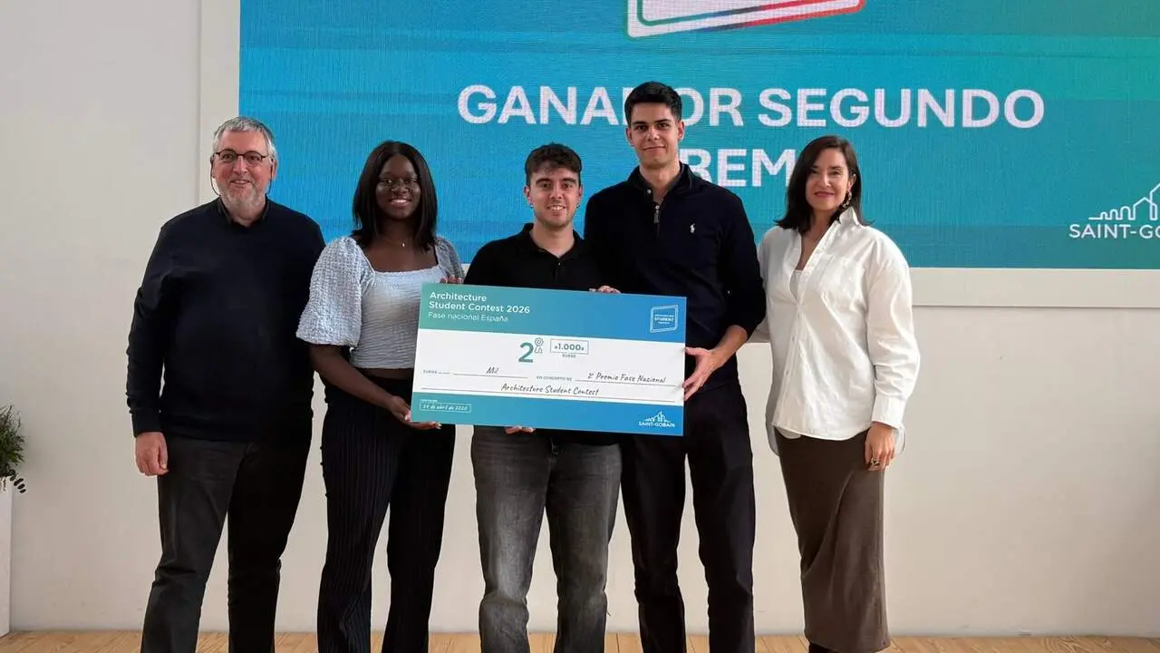  Tres estudiants de la URV celebrant el segon premi estatal d&rsquo;arquitectura amb el seu projecte innovador &mdash; Imagen de la Fuente 
