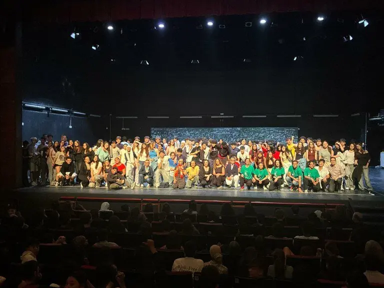  Imatge captivadora d&rsquo;una actuaci&oacute; de dansa contempor&agrave;nia al Teatre Tarragona dins el projecte innovador Mapadeball &mdash; Imagen de la Fuente 
