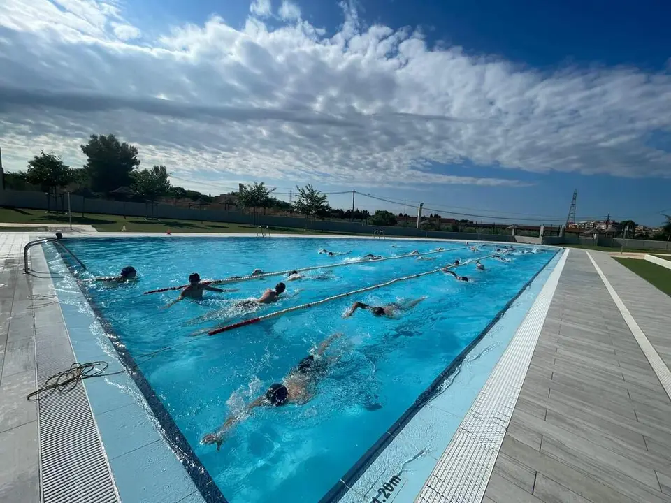  Participants gaudint d&rsquo;activitats esportives i aqu&agrave;tiques d&rsquo;estiu organitzades pel Patronat Municipal d&rsquo;Esports de Valls &mdash; Imagen de la Fuente 