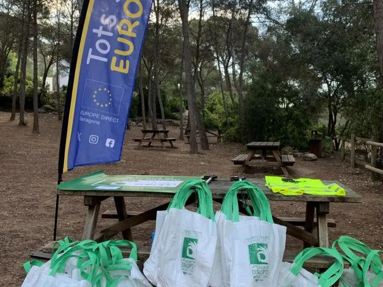  Centenars de joves de Tarragona participant en la campanya de neteja ambiental Let's Clean Up Europe amb accions de reciclatge &mdash; Imagen de la Fuente 