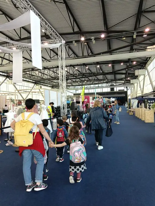  Xiquetes i xiquets de les escoles de Tortosa participant en la inauguraci&oacute; d'Expoebre 2026 al pavell&oacute; firal &mdash; Imagen de la Fuente 