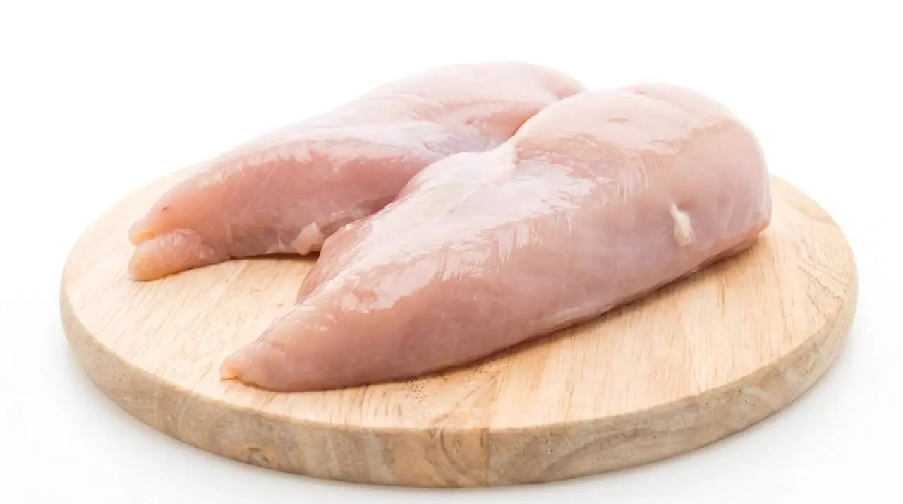 Vinagre per fregir pit de pollastre a la paella i aconseguir-lo tendre i suc&oacute;s de manera f&agrave;cil &mdash; Imagen generada por IA