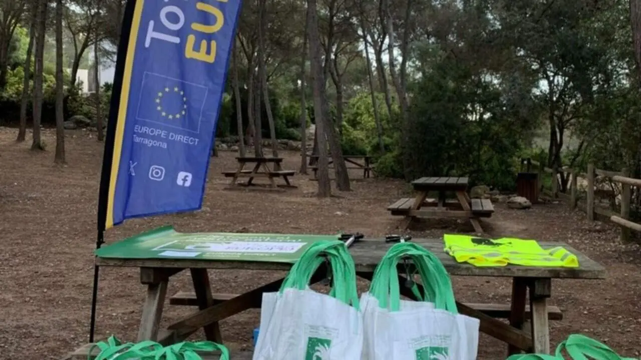 M&eacute;s de 350 alumnes de Tarragona netegen la ciutat en l'acci&oacute; ambiental Let's Clean Up Europe per un entorn m&eacute;s sostenible &mdash; Imagen de la Fuente