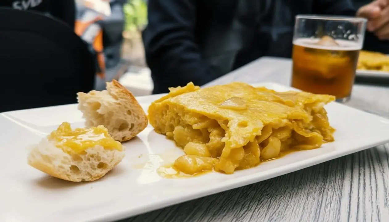 Retrat de Daniel P&eacute;rez G. analitzant la recepta de la tortilla de patata poc feta en un ambient gastron&ograve;mic acollidor &mdash; Imagen generada por IA