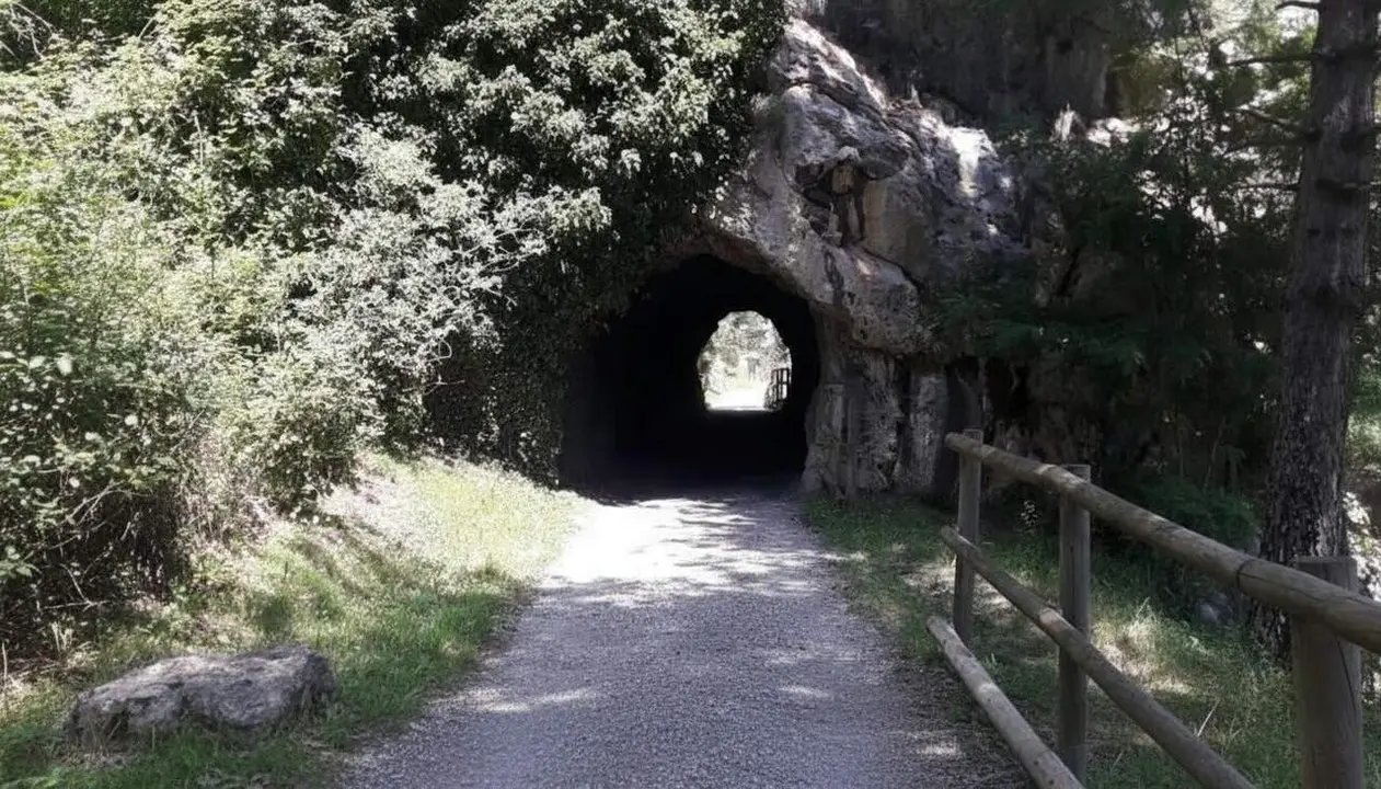  Vista panor&agrave;mica de la ruta del Ferro i Carb&oacute;, una meravella natural per descobrir a Catalunya &mdash; Imagen generada por IA 