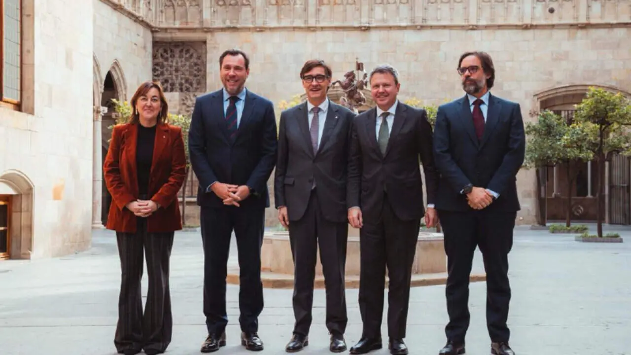  El president Illa presenta un nou projecte innovador per millorar el servei de Rodalies a Catalunya &mdash; Imagen de la Fuente 