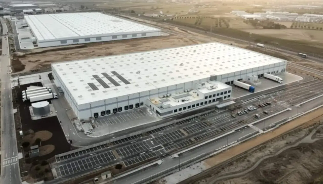  Nou centre log&iacute;stic gegant d'Action a Espanya impulsant la distribuci&oacute; i el creixement empresarial sostenible &mdash; Imagen generada por IA 