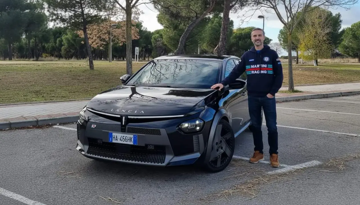  Lancia Ypsilon HF el&egrave;ctric i esportiu aparcat a la ciutat destacant el seu disseny modern i elegant &mdash; Imagen generada por IA 