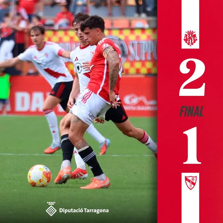 Gol decisiu d&rsquo;&Oacute;scar Sanz que assegura la vict&ograve;ria del N&agrave;stic contra el Sevilla Atl&eacute;tico per 2 a 1 al Nou Estadi &mdash; Imagen generada por IA