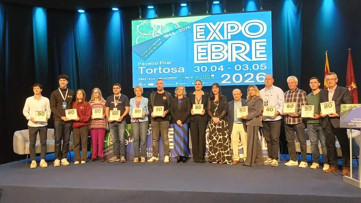  Gran aflu&egrave;ncia de p&uacute;blic i castells de focs artificials en el tancament de l&rsquo;Expoebre 2026 a Tortosa &mdash; Imagen de la Fuente 