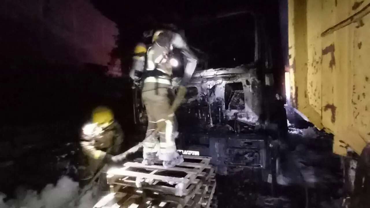  Incendi a Asc&oacute; crema dos vehicles en p&agrave;rquing exterior sense causar ferits ni danys personals &mdash; Imagen de la Fuente 
