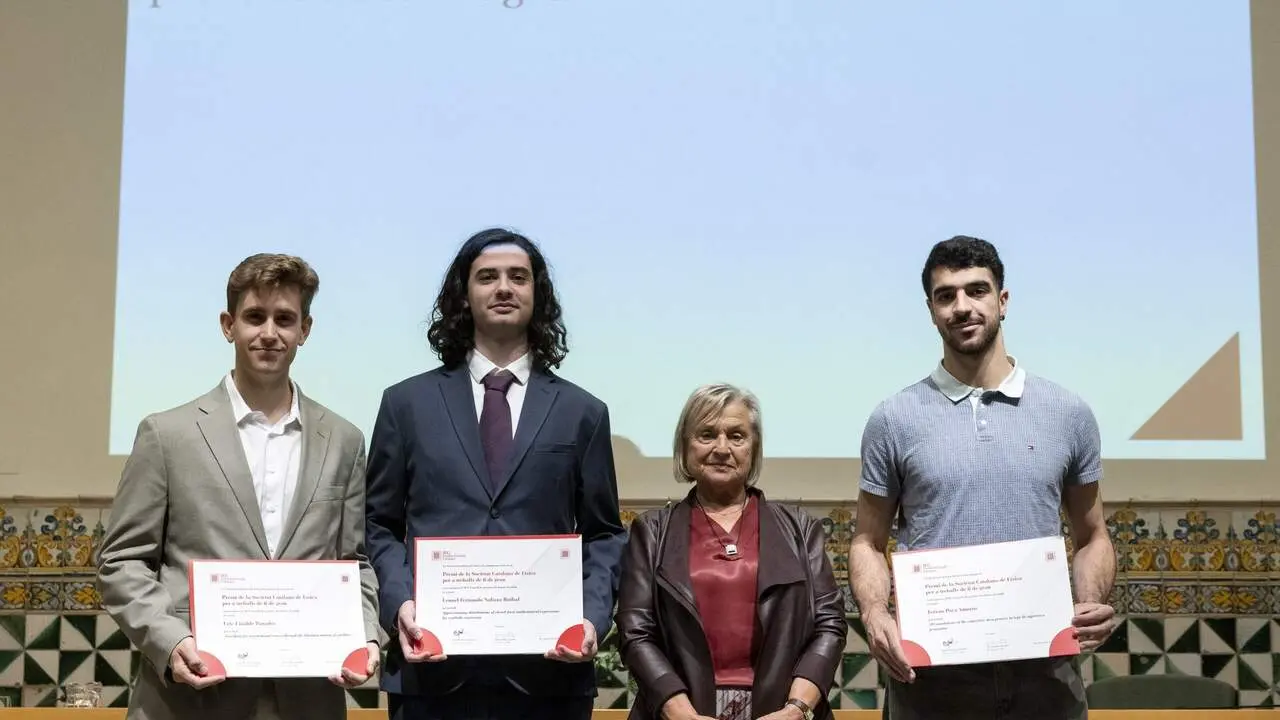  Estudiant de la URV rebent un premi de la Societat Catalana de F&iacute;sica pel seu excel&middot;lent treball cient&iacute;fic &mdash; Imagen de la Fuente 
