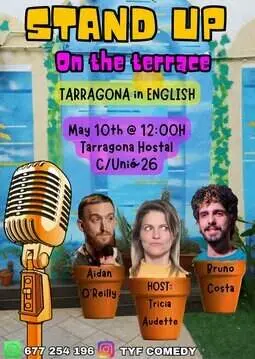 Comediant fent stand up en angl&egrave;s davant d&rsquo;un riu artificial a la terrassa d&rsquo;un local de Tarragona