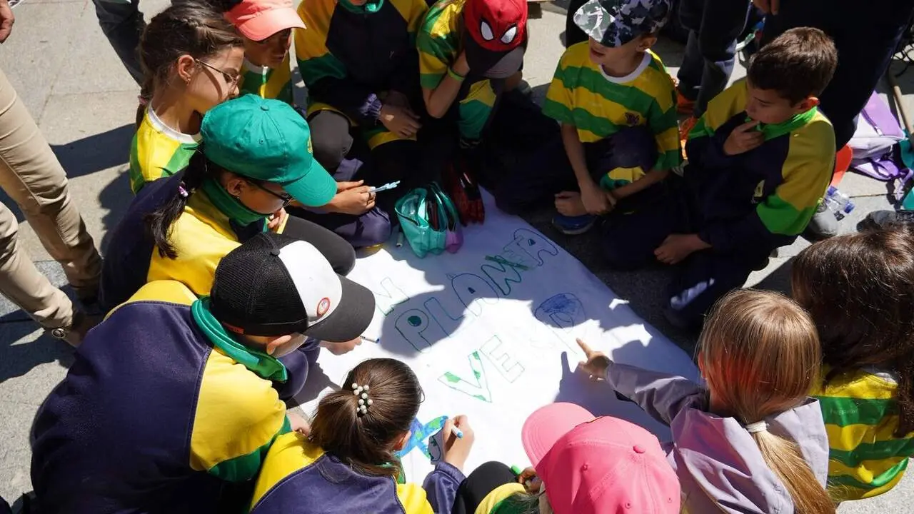  Participants de l&rsquo;activitat Let&rsquo;s Clean Up a Reus recollint residus per netejar la ciutat i fomentar la sostenibilitat ambiental &mdash; Imagen de la Fuente 