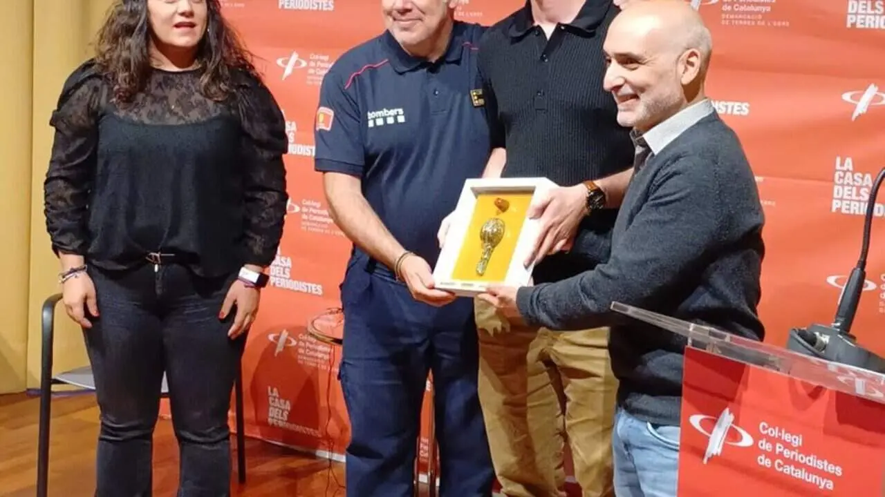  L&rsquo;equip de Bombers de Catalunya rep el premi Micro Obert 2025 per la seva dedicaci&oacute; en situacions de desastre &mdash; Imagen de la Fuente 