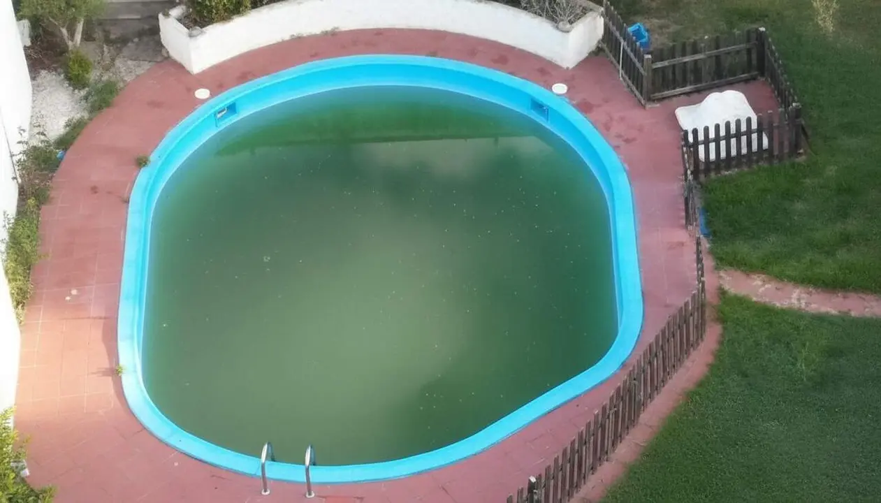  Dron sobrevolant una piscina sense manteniment a Pulp&iacute; per controlar mosquits i millorar la salut p&uacute;blica &mdash; Imagen generada por IA 