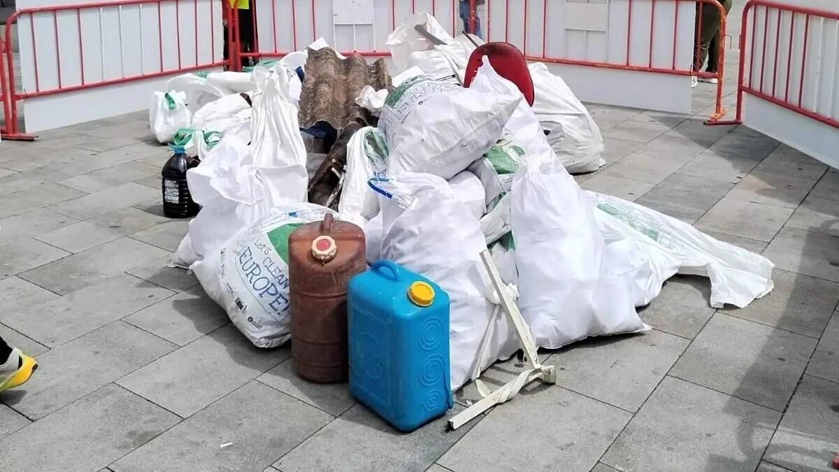  Alumnes de Valls recullen 313 quilos de residus en la campanya ambiental Fem neteja als Torrents &mdash; Imagen de la Fuente 