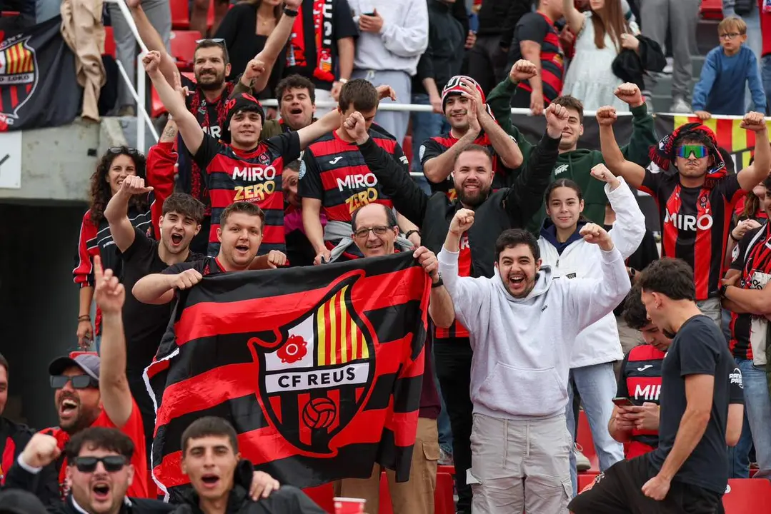 Afici&oacute; del Reus FC Reddis preparats per omplir l&rsquo;Estadi al partit contra UD Ourense amb colors roig-i-negres &mdash; Imagen de la Fuente