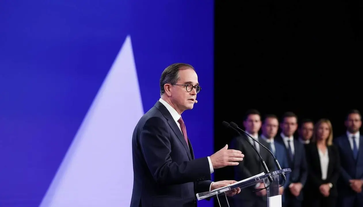  Renault retira els nous cotxes el&egrave;ctrics a Espanya per conflictes amb els sindicats i afectacions al mercat catal&agrave; &mdash; Imagen generada por IA 