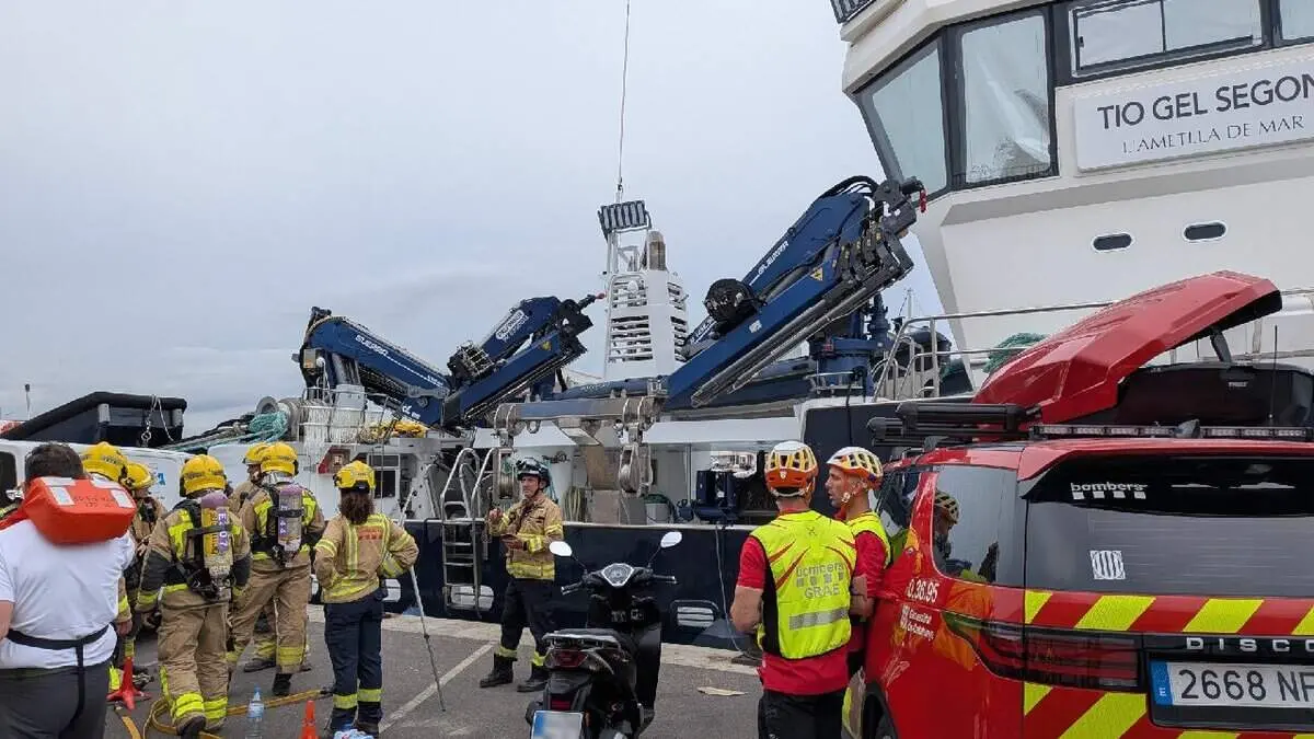  Bombers realitzant un simulacre d&rsquo;incendi i rescat a una embarcaci&oacute; pesquera a l&rsquo;Ametlla de Mar aquest mat&iacute; &mdash; Imagen de la Fuente 