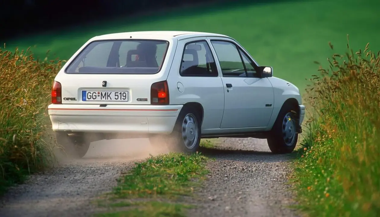  Opel Corsa GSI dels anys 80 amb 100 cavalls i 875 quilos, el petit esportiu alemany que enamora per la seva agilitat i diversi&oacute; al volant &mdash; Imagen generada por IA 