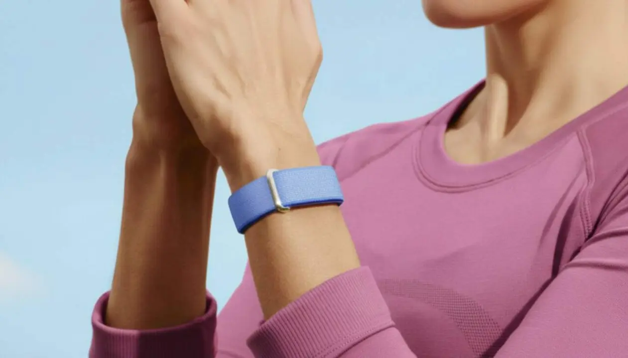  Pulsera intel&middot;ligent Fitbit Air de Google sense pantalla per a un seguiment discret i avan&ccedil;at de l'activitat f&iacute;sica &mdash; Imagen generada por IA 
