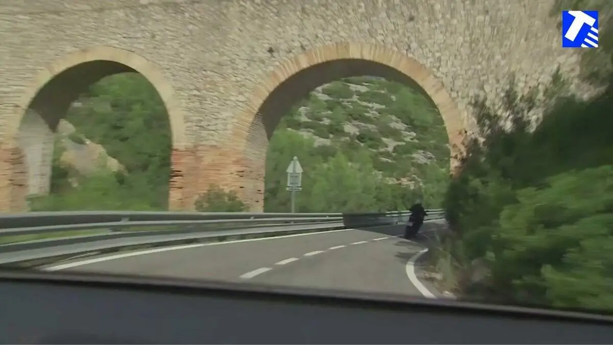  Motorista circulant per carretera amb casc i dispositiu de seguretat PREMOT per prevenir accidents i distraccions &mdash; Imagen de la Fuente 