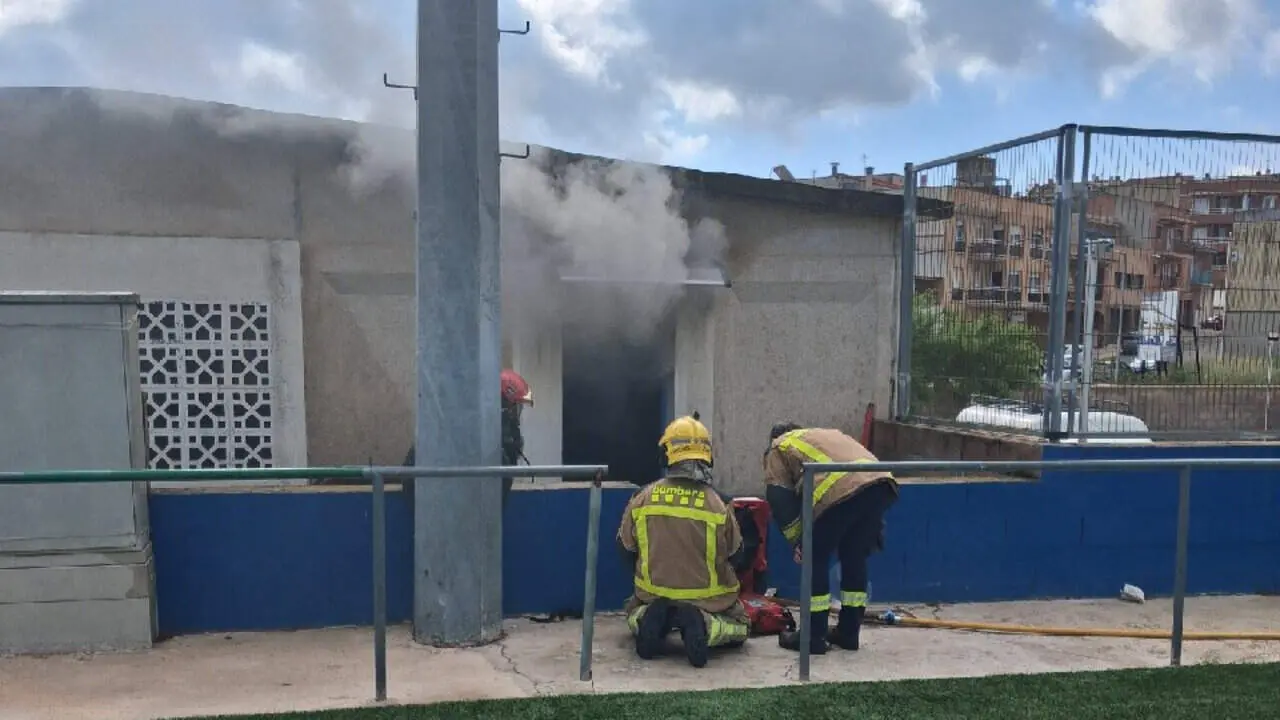  Incendi als vestidors del camp de futbol del Morell crema una assecadora i afecta el recinte pel fum &mdash; Imagen de la Fuente 