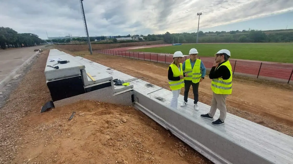  Obres de construcci&oacute; de la nova graderia a la pista d'atletisme Marta Galimany a Valls en plena execuci&oacute; &mdash; Imagen de la Fuente 