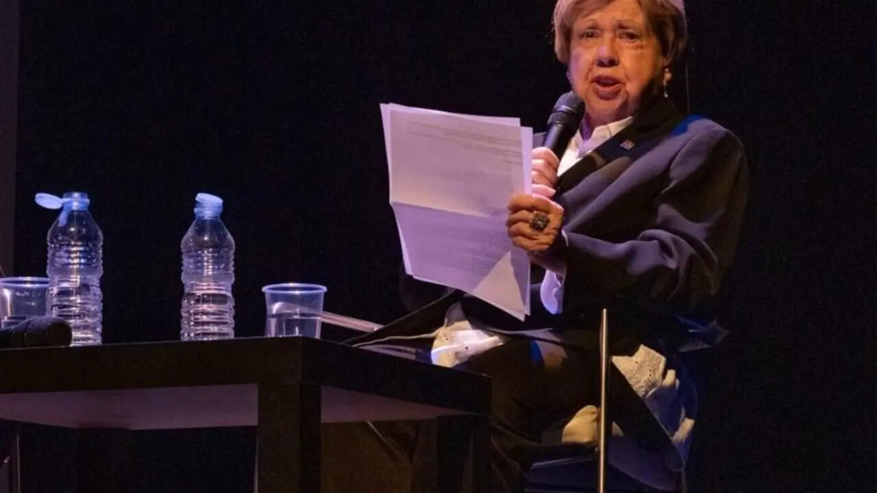  Olga Xirinacs celebrant els 90 anys en un acte d&rsquo;homenatge al Teatre Tarragona organitzat per l&rsquo;Ajuntament i la Instituci&oacute; de les Lletres Catalanes &mdash; Imagen de la Fuente 