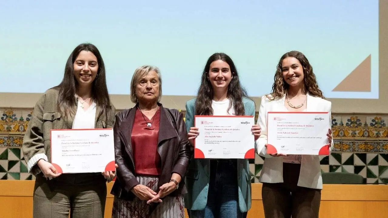  L&rsquo;estudiant Alba Anglada rebent el premi de la Societat Catalana de Qu&iacute;mica pel seu excel&middot;lent treball investigatiu &mdash; Imagen de la Fuente 