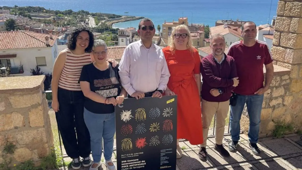  Focs artificials espectaculars il&middot;luminant el cel de Tarragona durant el 34&egrave; Concurs anual d&rsquo;estiu &mdash; Imagen de la Fuente 