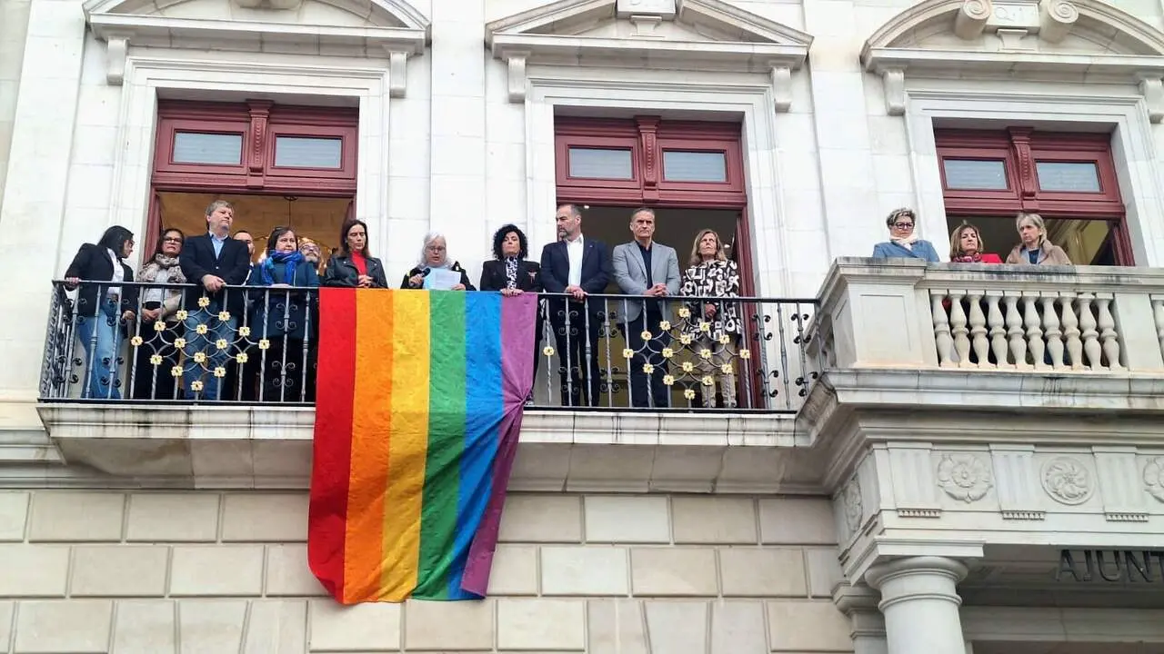  Bandera LGBTI onejant davant l'Ajuntament de Reus com a s&iacute;mbol de suport i diversitat al municipi &mdash; Imagen de la Fuente 