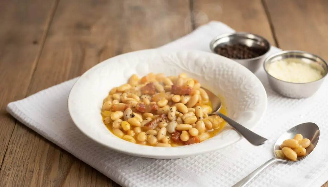 Alubias carbonara cremosa i f&agrave;cil de preparar per gaudir d&rsquo;una salsa deliciosa m&eacute;s enll&agrave; de la pasta &mdash; Imagen generada por IA