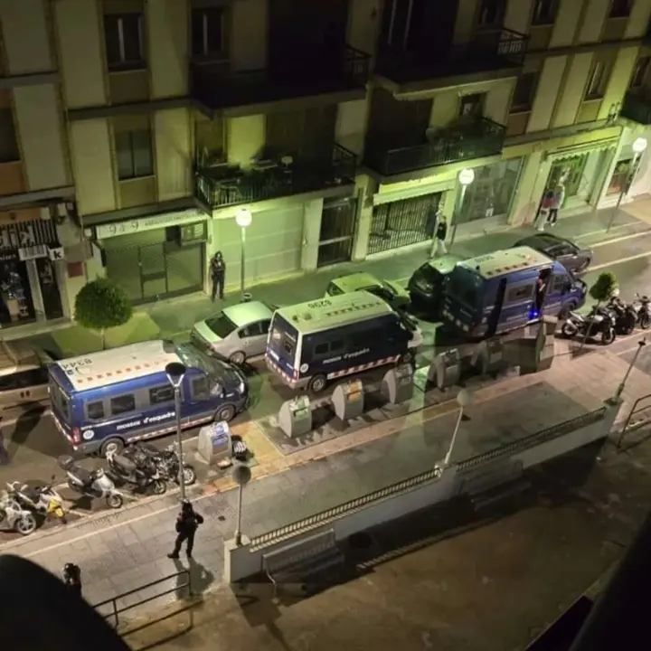 Vista nocturna del carrer Abat a Valls amb signes visibles d&rsquo;inseguretat creixent i activitats sospitoses al voltant. Font Instagram @vallsciutat