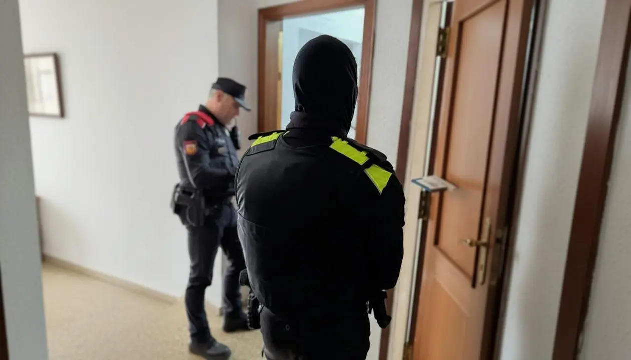 Agents de policia intervenint en un edifici de Campclar amb llum enganxada per evitar riscos d&rsquo;incendi &mdash; Imagen Instagram @guardiaurbanatgn