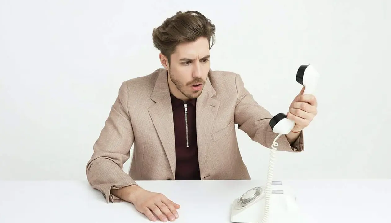  Usuari penjant el tel&egrave;fon amb precauci&oacute; per reduir les trucades spam telef&ograve;niques i millorar la seguretat personal &mdash; Imagen generada por IA 