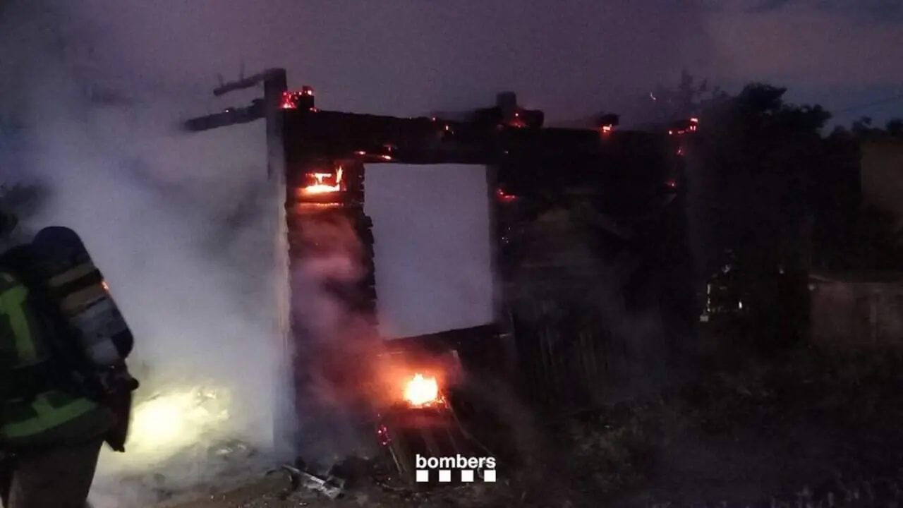 Imatge de l&rsquo;incendi a la caseta de fusta a la Selva del Camp sense v&iacute;ctimes ni ferits en l&rsquo;extinci&oacute; r&agrave;pida &mdash; Imagen de la Fuente 